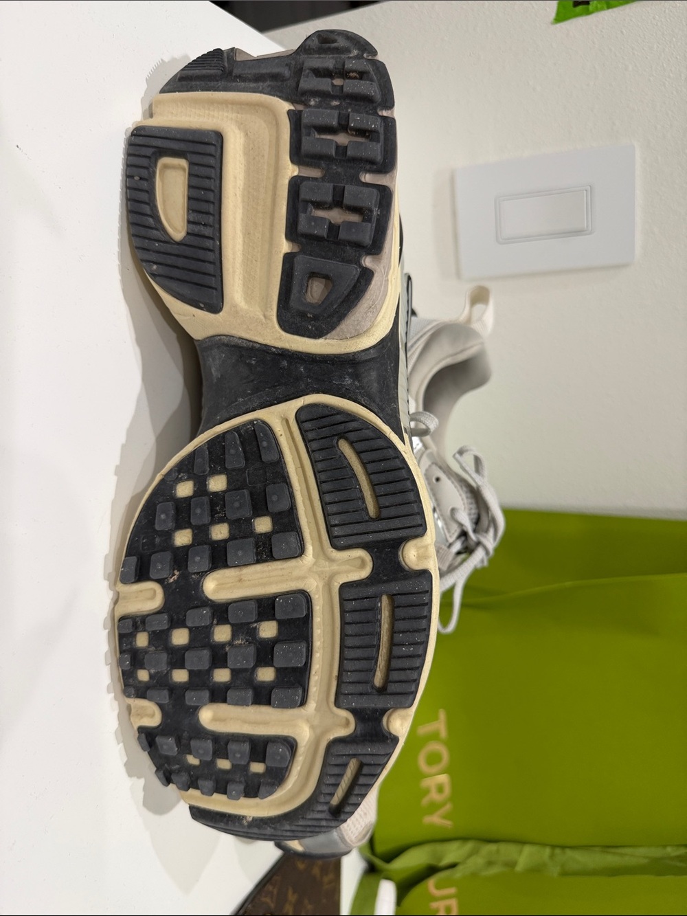 Nike V2K RUN - Picture 2 of 6